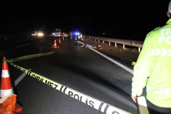 Son dakika haberi... LASTİK DEĞİŞTİRİRKEN KAMYONET ÇARPTI 1 ÖLÜ, 2 YARALI