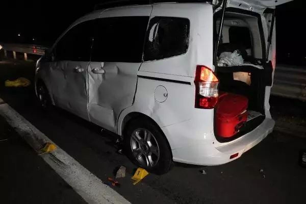 Son dakika haberi... LASTİK DEĞİŞTİRİRKEN KAMYONET ÇARPTI 1 ÖLÜ, 2 YARALI