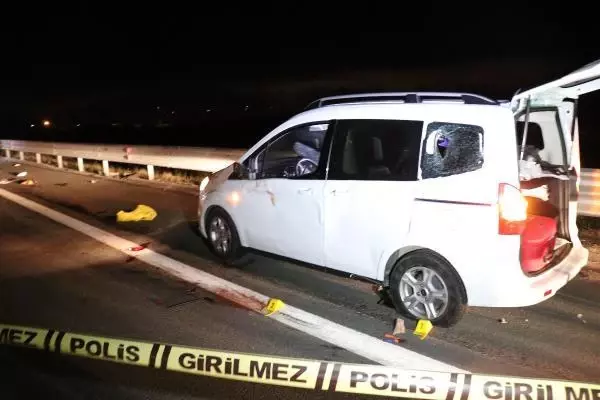 Son dakika haberi... LASTİK DEĞİŞTİRİRKEN KAMYONET ÇARPTI 1 ÖLÜ, 2 YARALI