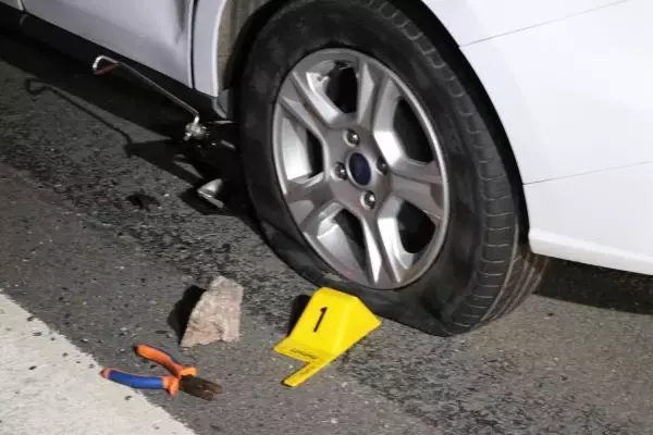 Son dakika haberi... LASTİK DEĞİŞTİRİRKEN KAMYONET ÇARPTI 1 ÖLÜ, 2 YARALI