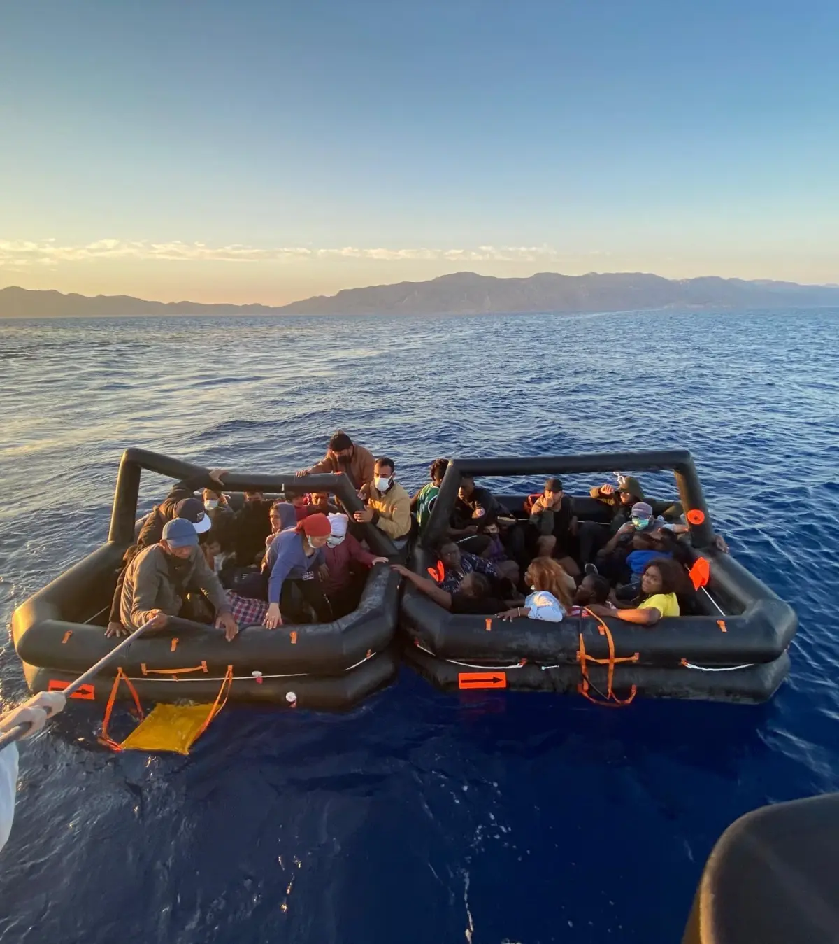 Marmaris'te Türk kara sularına itilen 48 düzensiz göçmen kurtarıldı