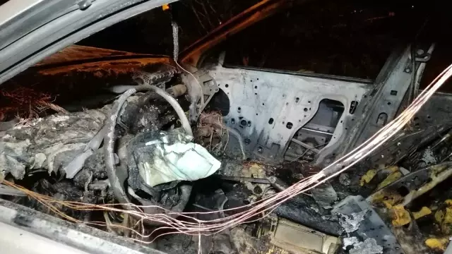 Patlayarak alev alev yanan otomobil hurda yığınına döndü
