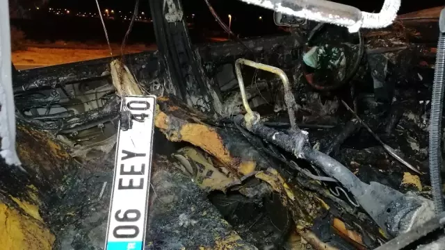 Patlayarak alev alev yanan otomobil hurda yığınına döndü
