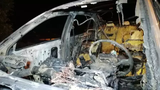 Patlayarak alev alev yanan otomobil hurda yığınına döndü