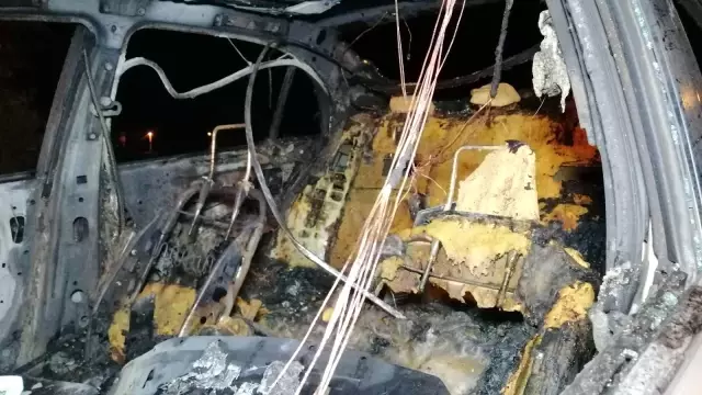Patlayarak alev alev yanan otomobil hurda yığınına döndü