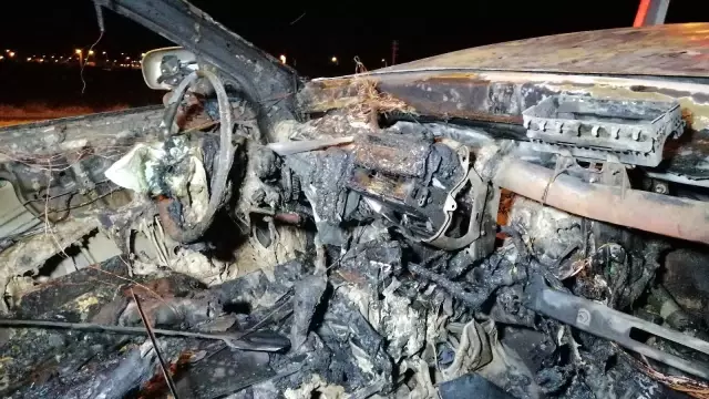 Patlayarak alev alev yanan otomobil hurda yığınına döndü