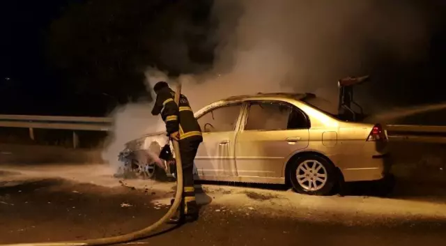 Patlayarak alev alev yanan otomobil hurda yığınına döndü