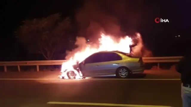 Patlayarak alev alev yanan otomobil hurda yığınına döndü