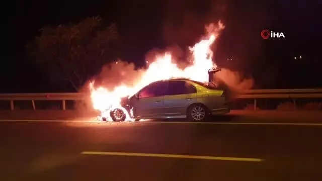 Patlayarak alev alev yanan otomobil hurda yığınına döndü