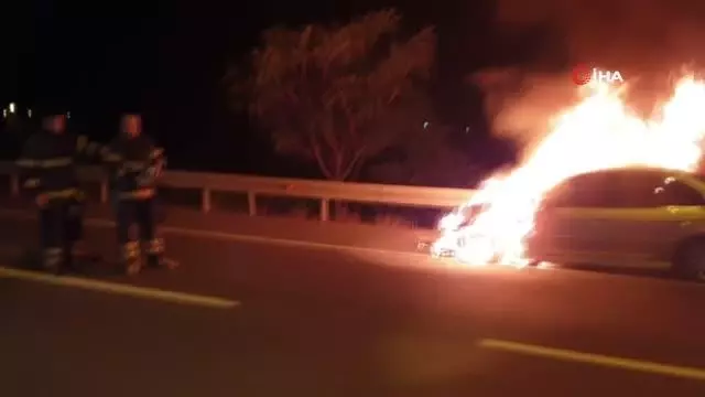 Patlayarak alev alev yanan otomobil hurda yığınına döndü