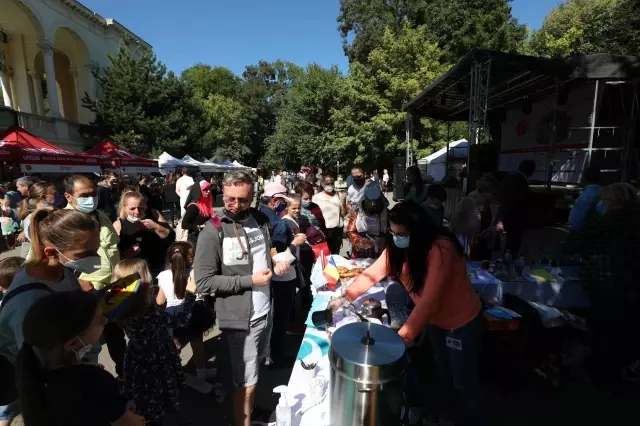 Romanya'da düzenlenen AsiaFest'te Yunus Emre Enstitüsü standına yoğun ilgi