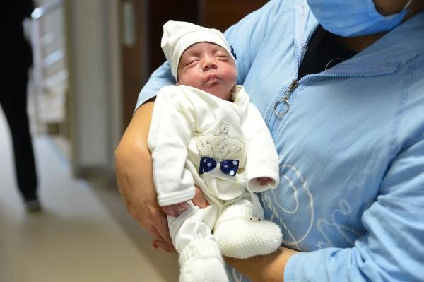 Taburcu olan bebeğini hastane kapısında kemanla karşıladı