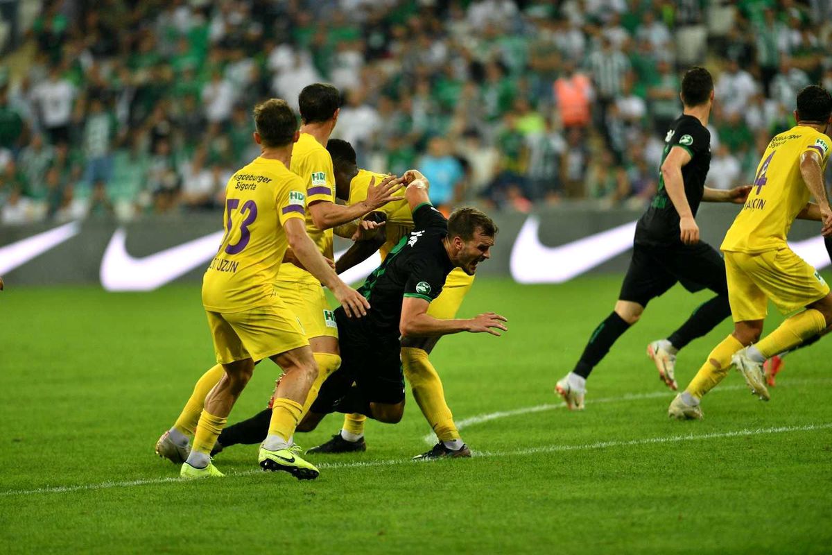 TFF 1. Lig: Bursaspor: 0 MKE Ankaragücü: 2 (İlk yarı sonucu)