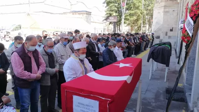 Son dakika haber | Trafik kazasında hayatını kaybeden uzman çavuşun cenazesi defnedildi