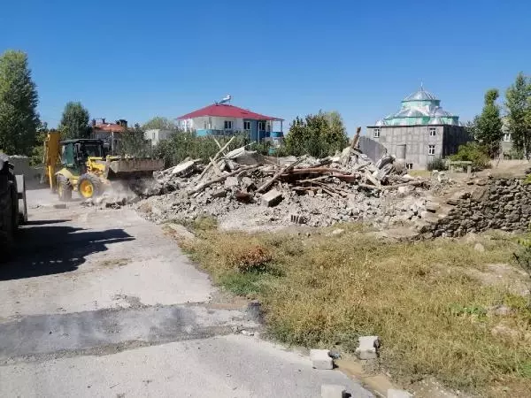 VAN'DA KAÇAK GÖÇMENLERİN KALDIĞI 5 'ŞOK EV' YIKILDI