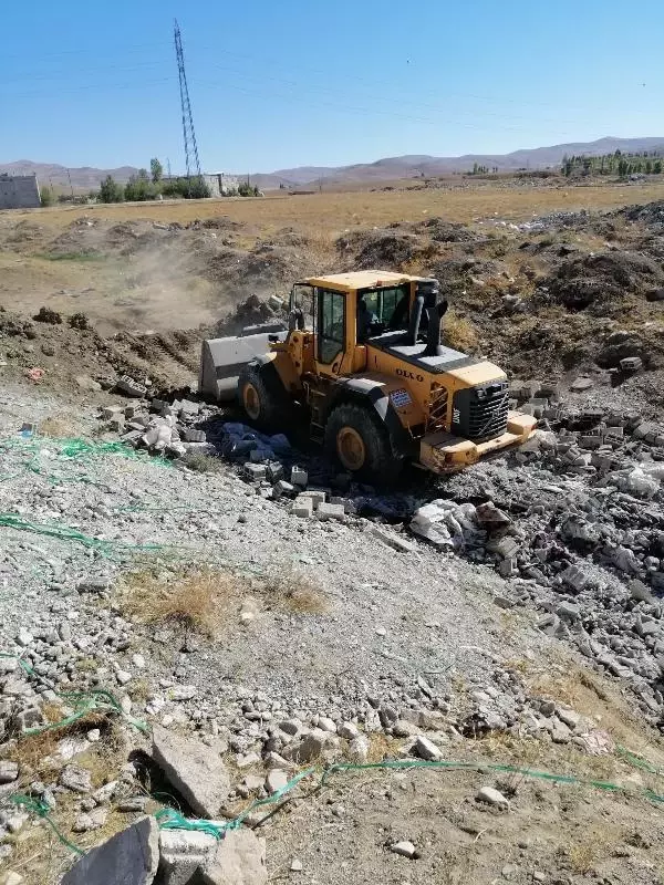 VAN'DA KAÇAK GÖÇMENLERİN KALDIĞI 5 'ŞOK EV' YIKILDI