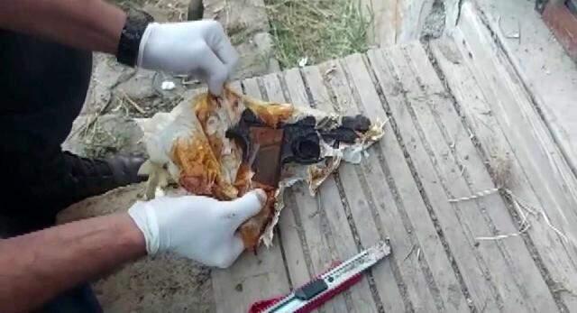 Villasının bahçesini sürerken poşete sarılı silah ve şarjör bulan vatandaş: Bize büyü yaptılar diye düşündük Villasının bahçesini sürerken poşete sarılı silah ve şarjör bulan vatandaş: Bize büyü yaptılar diye düşündük