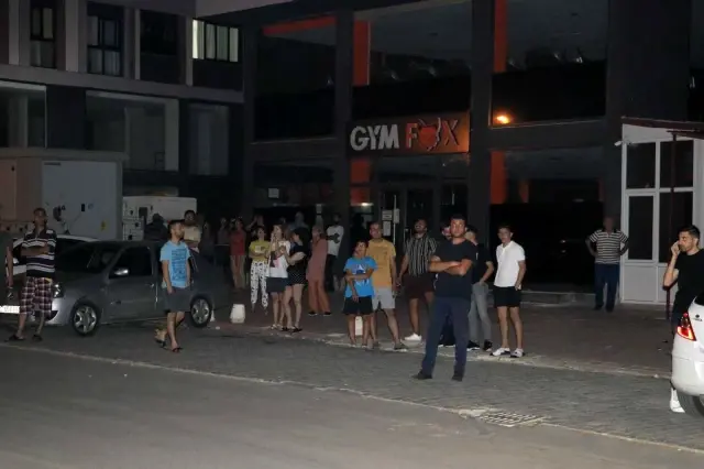 Son dakika: Yangında mahsur kalan kişinin imdadına bekçiler yetişti