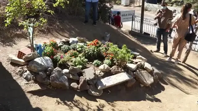 BALIKESİR - Tuncel Kurtiz vefatının 8'inci yılında kabri başında anıldı