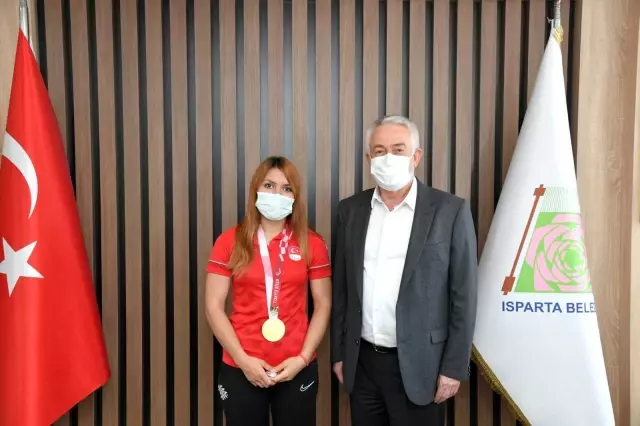 Başkan Başdeğirmen başarılı sporcuları altınla ödüllendirdi