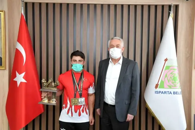 Başkan Başdeğirmen başarılı sporcuları altınla ödüllendirdi