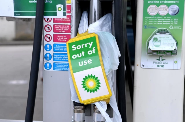 Tedarik zinciri kırılan İngiltere'de akaryakıt krizi yaşanıyor! BP istasyonlarının 3'te 1'inde yakıt tükendi