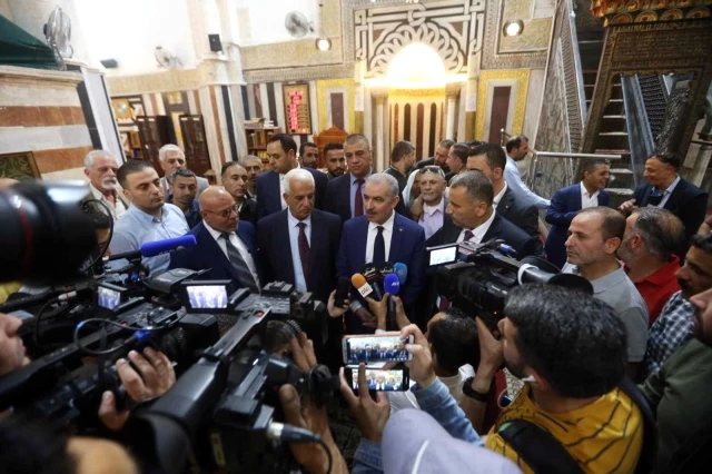 Filistin Başbakanı Iştiyye, İsrail işgali altındaki camiyi ziyaret etti
