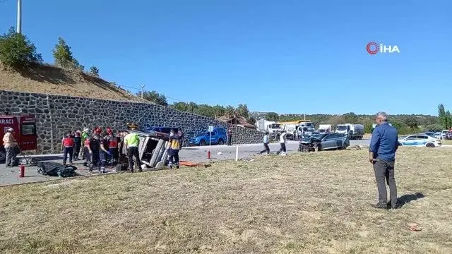 Gediz'de hafif ticari araç ile otomobil çarpıştı: 1 ölü 3 yaralı