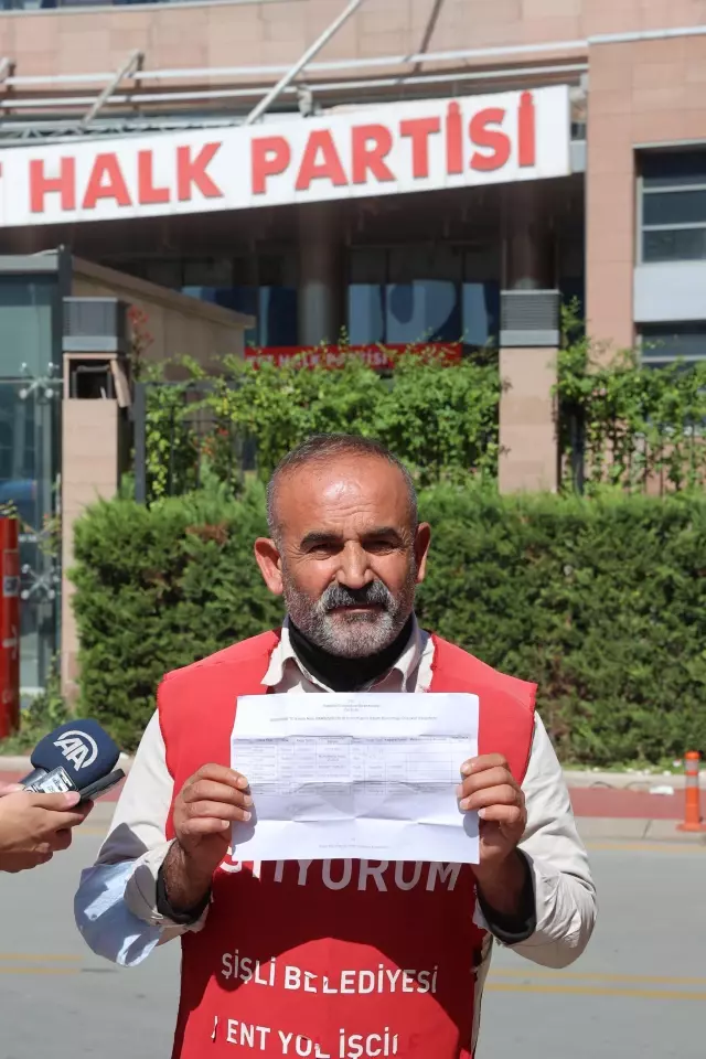 Haksız yere işten çıkarıldığını öne süren 4 işçi CHP Genel Merkezi önünde basın açıklaması yaptı