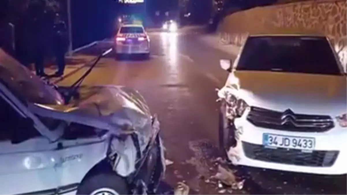 Hatalı sollama kazaya neden oldu! Kafa kafaya çarpışan araçlardaki 4 kişi yaralandı