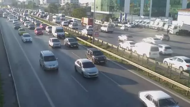 İstanbul haftanın ilk iş gününe yoğun trafikle başladı