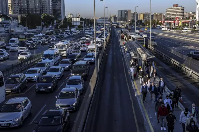 İstanbul haftanın ilk iş gününe yoğun trafikle başladı
