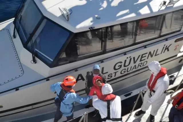 İzmir ve Aydın'da Türk kara sularına itilen 306 düzensiz göçmen kurtarıldı