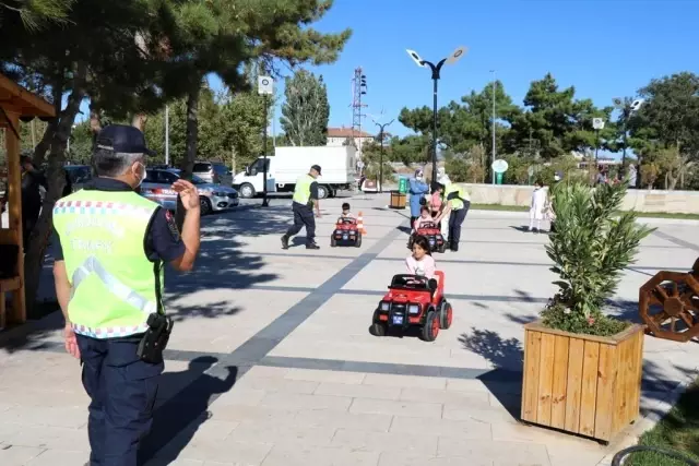 Jandarma ekipleri, çocuklara trafik eğitimi verdi