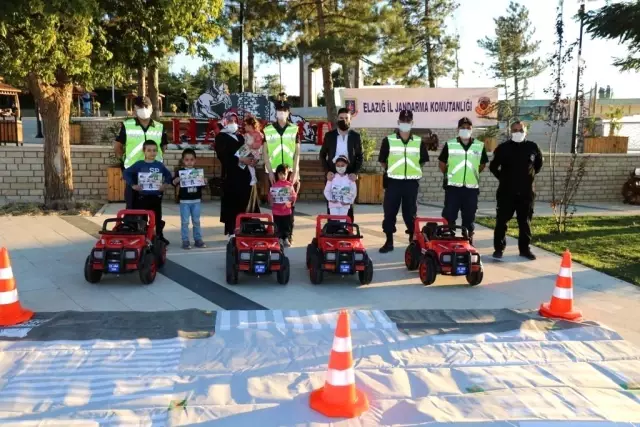 Jandarma ekipleri, çocuklara trafik eğitimi verdi