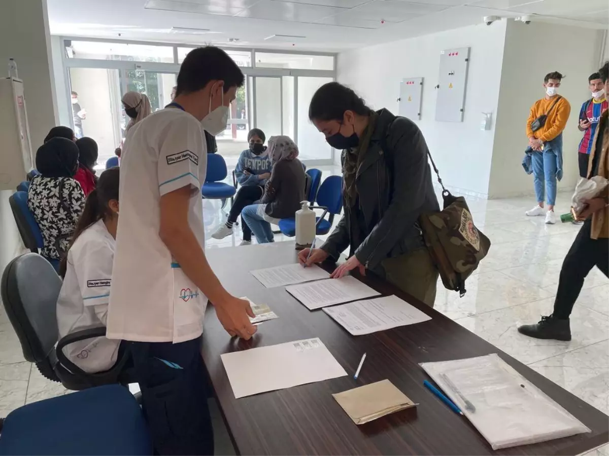 Karabük'te üniversite öğrencileri, aşılarını uygulama merkezinde oluyor
