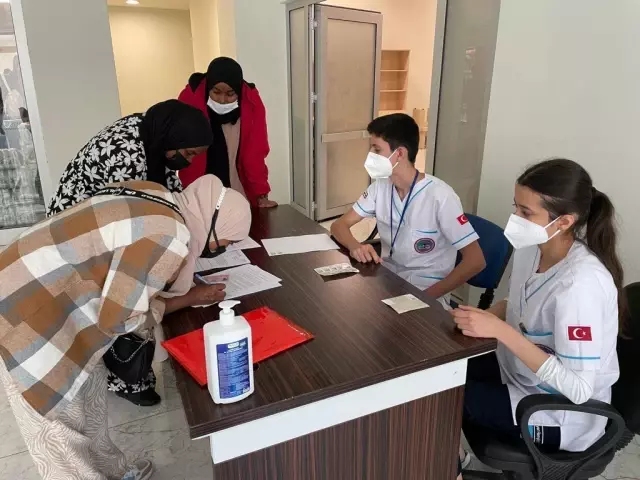 Karabük'te üniversite öğrencileri, aşılarını uygulama merkezinde oluyor