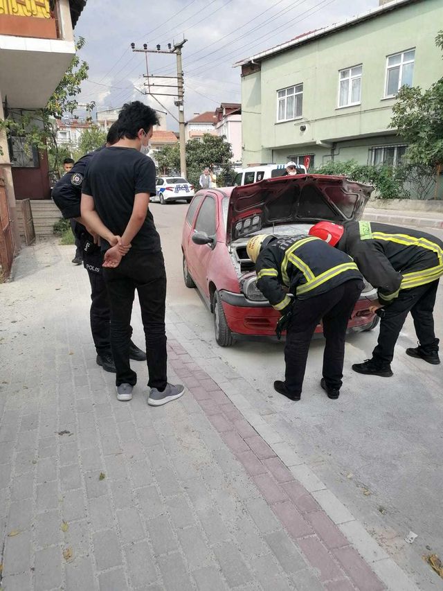 kaza yapan otomobilden cikan dumanlar korkutt 2 14422613 o