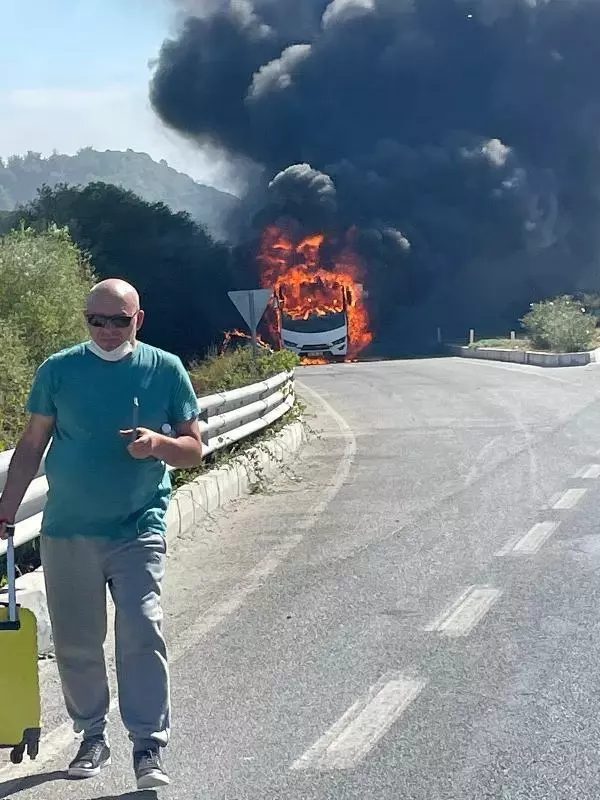 Rus turistleri taşıyan midibüs alev alev yandı