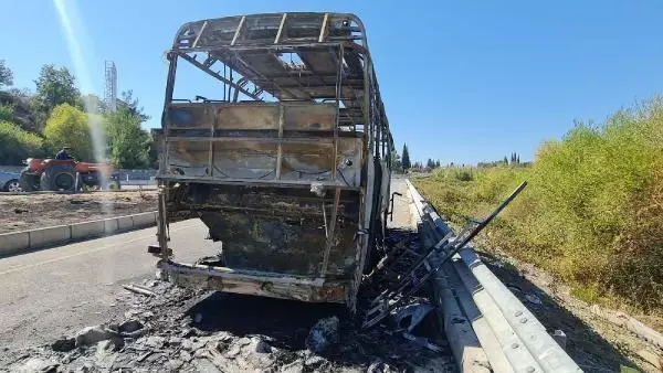Rus turistleri taşıyan midibüs alev alev yandı