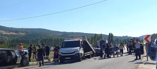 Gediz'de hafif ticari araç ile otomobil çarpıştı: 1 ölü 3 yaralı