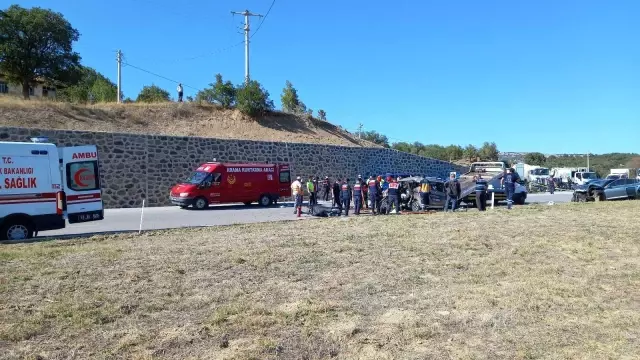 Gediz'de hafif ticari araç ile otomobil çarpıştı: 1 ölü 3 yaralı