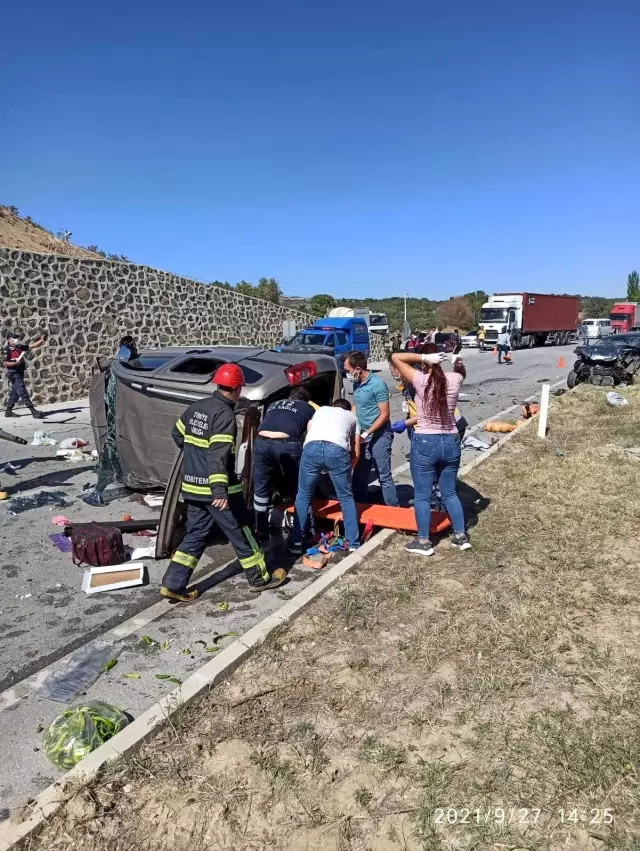 Gediz'de hafif ticari araç ile otomobil çarpıştı: 1 ölü 3 yaralı