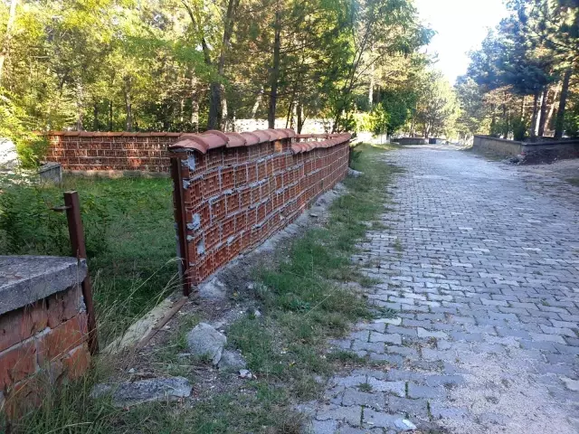 Mezarlıkların demir korkulukları çalındı