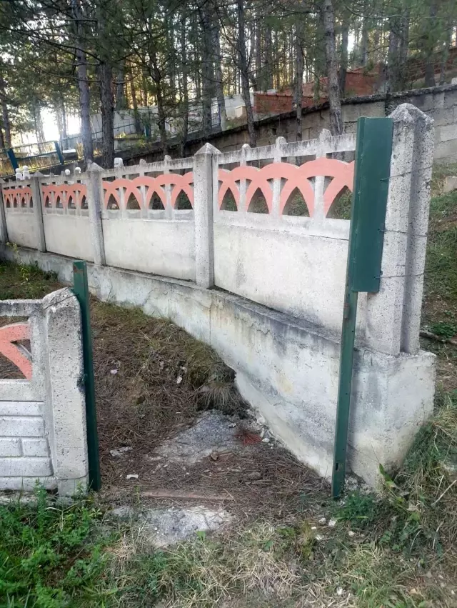 Mezarlıkların demir korkulukları çalındı