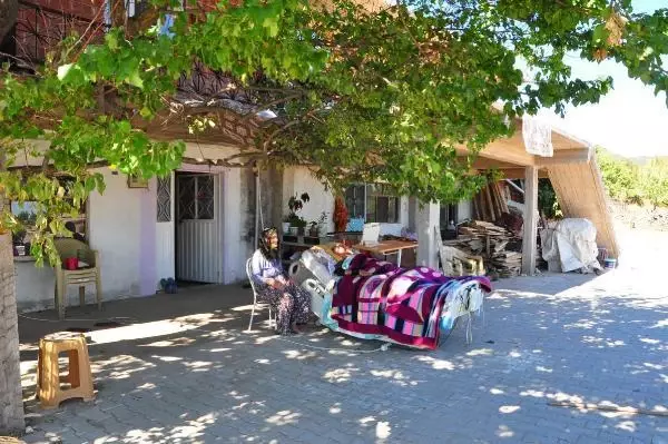 OKUDUĞU KİTAPLARLA HAYATA TUTUNUYOR