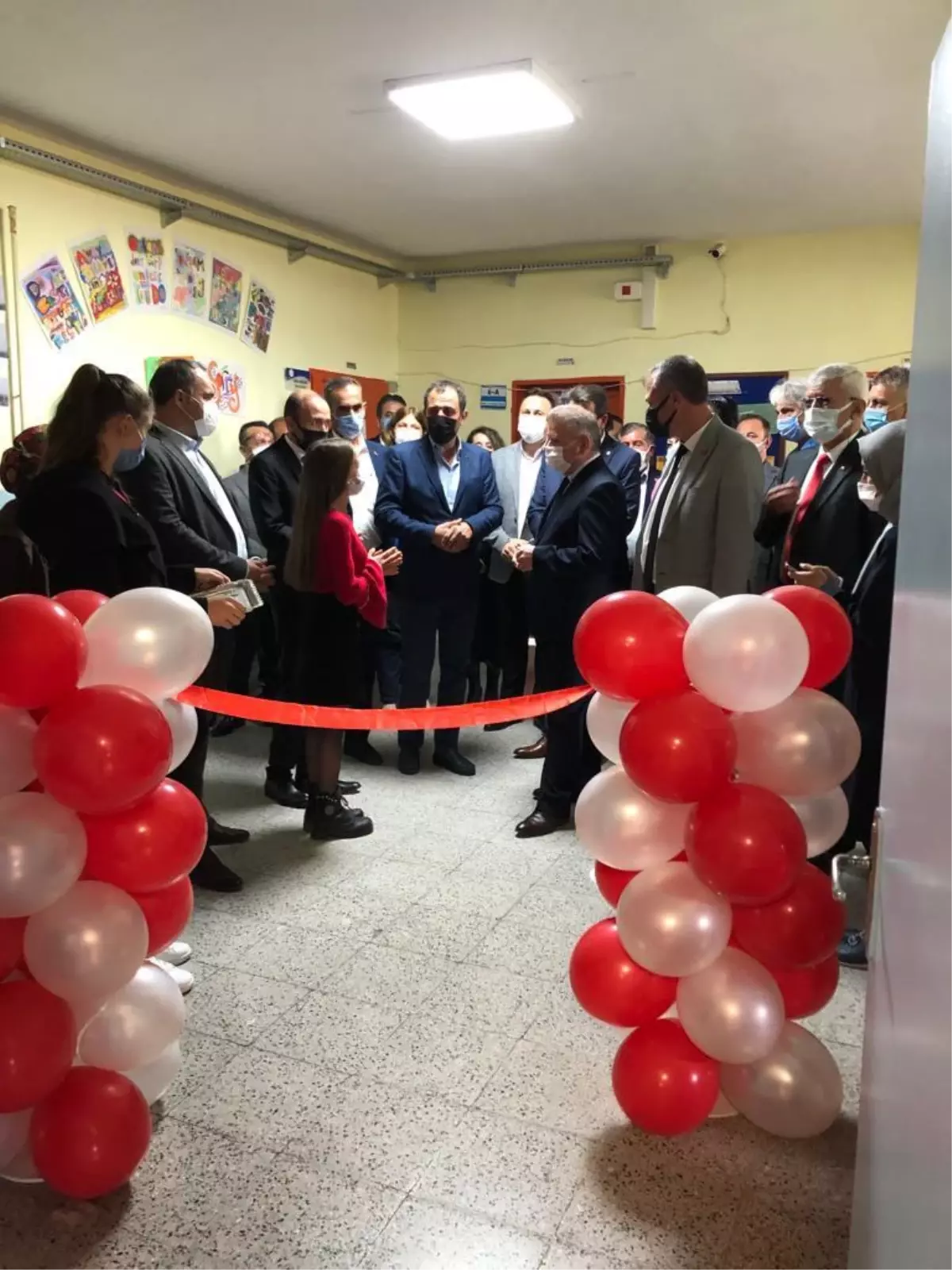 Pamukkale'deki Hacı Ömer Yavuz Ortaokuluna kurulan kütüphane, hizmete girdi