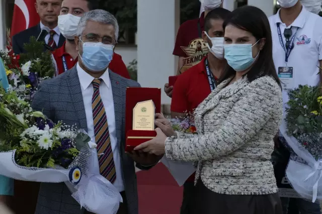 TEKNOFEST'te şampiyon olan roket takımı Adana'da törenle karşılandı