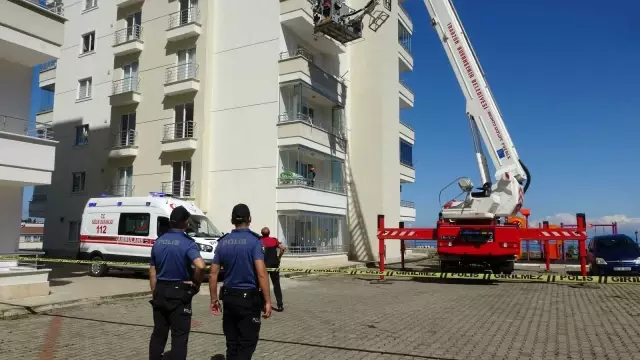 Zemin katta çıkan yangında bina sakinleri itfaiye merdiveniyle tahliye edildi