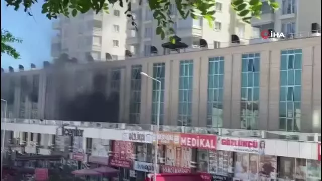 Zemin katta çıkan yangında bina sakinleri itfaiye merdiveniyle tahliye edildi